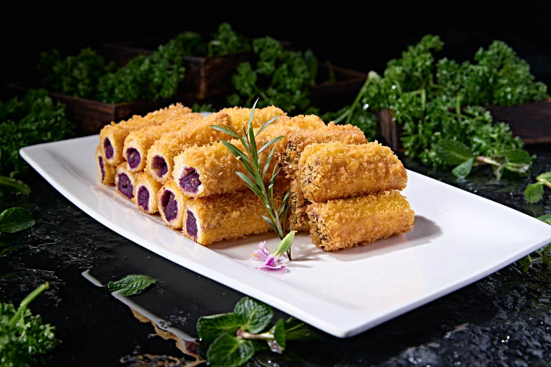美味酥脆紫薯泥馅料的油炸黄金鳕鱼卷图片