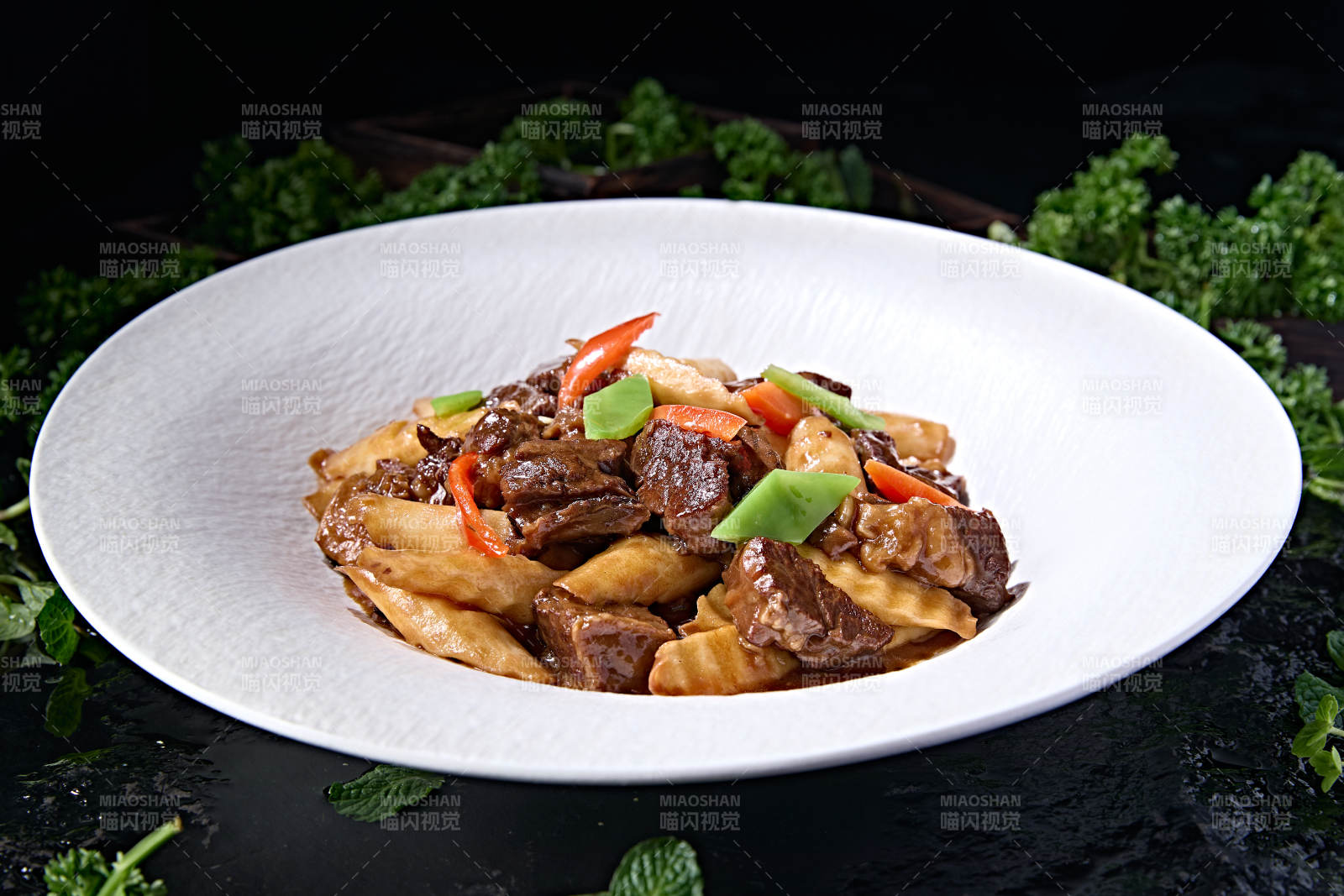 美味中餐美食彩椒长山药烧牛腩肉图片