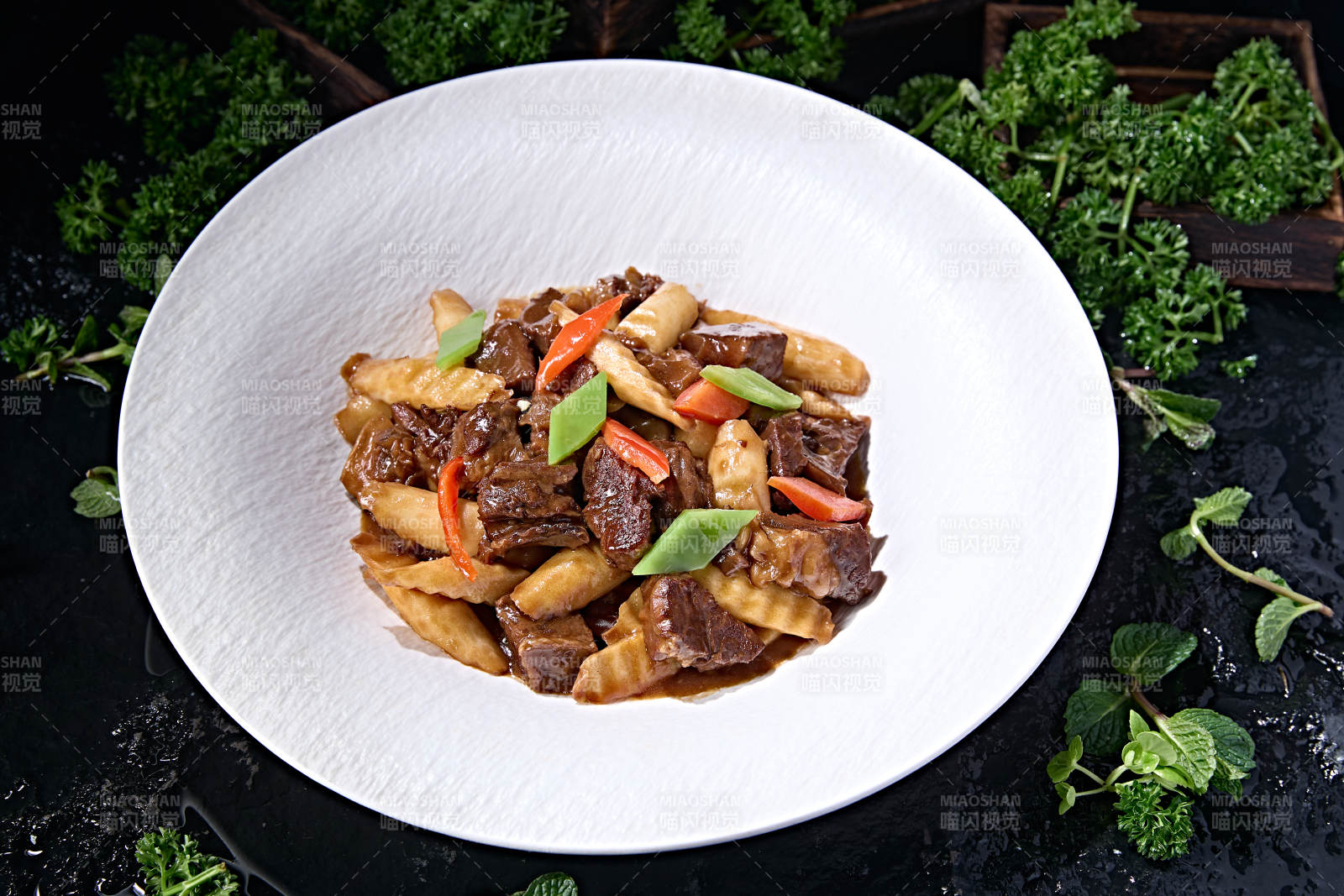美味中餐美食彩椒长山药烧牛腩肉图片