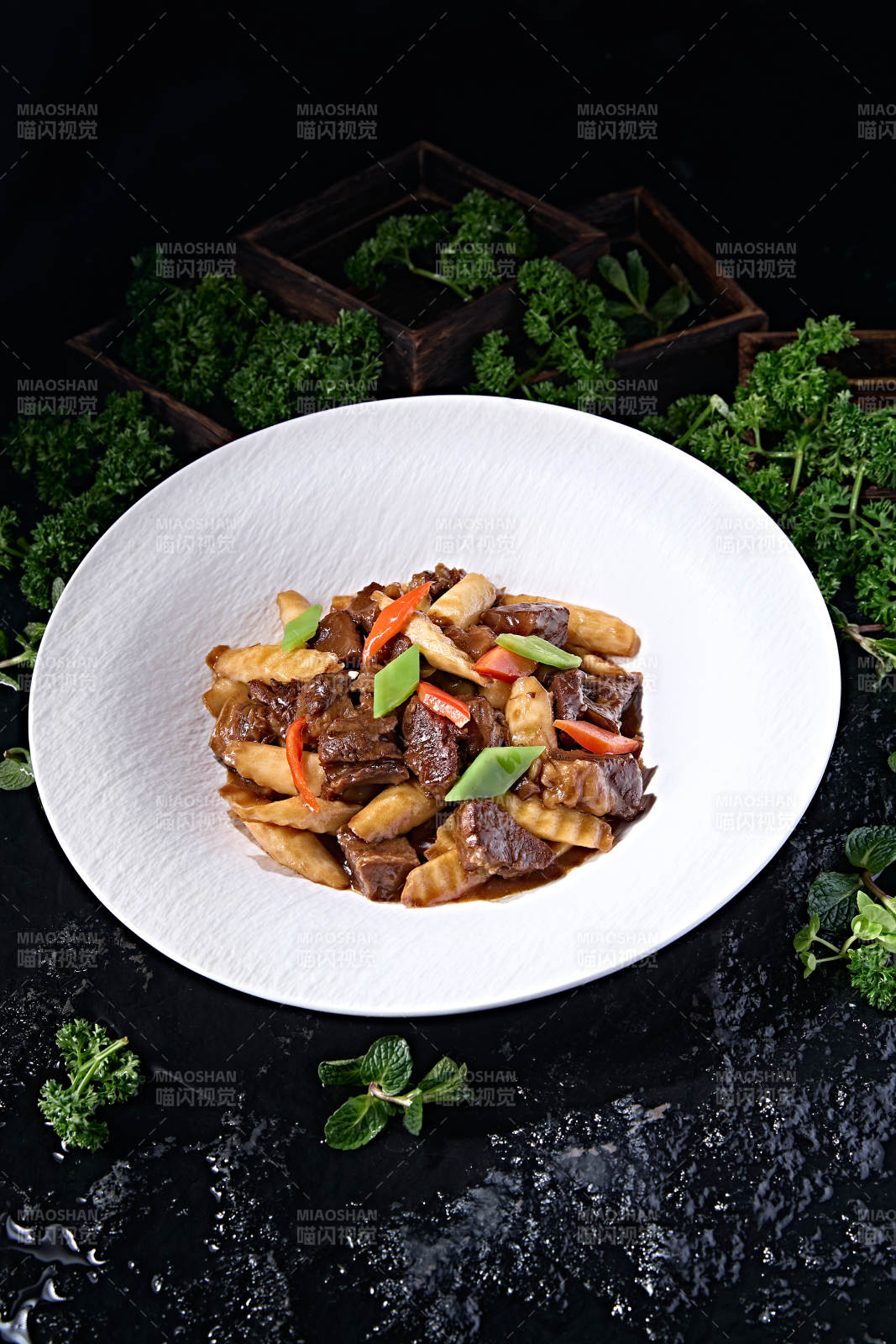 美味中餐美食彩椒长山药烧牛腩肉图片