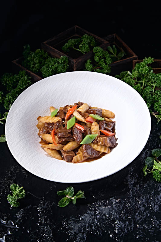 美味中餐美食彩椒长山药烧牛腩肉图片