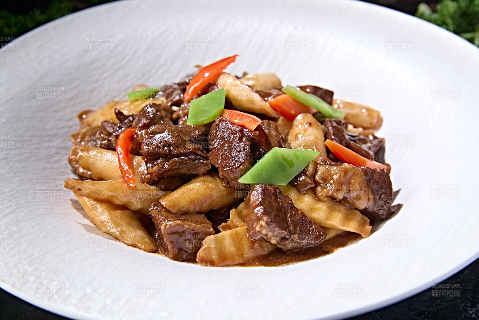 美味中餐美食彩椒长山药烧牛腩肉图片