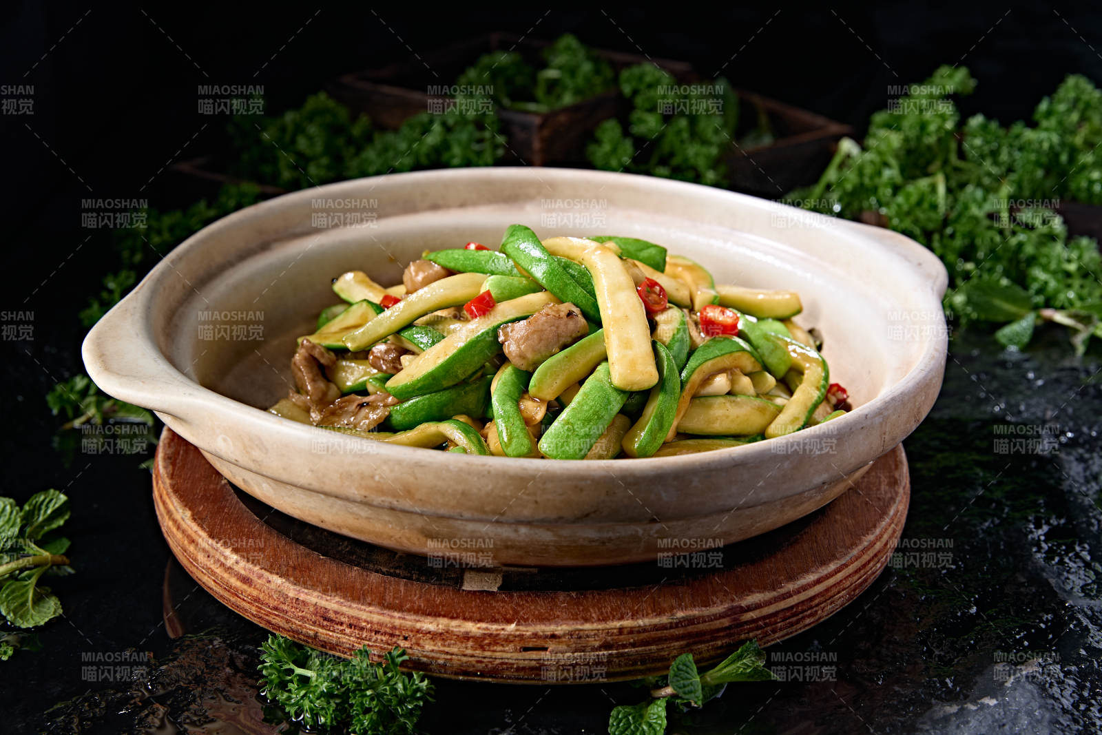 经典砂锅美食香辣米椒五花肉煲西葫芦条图片