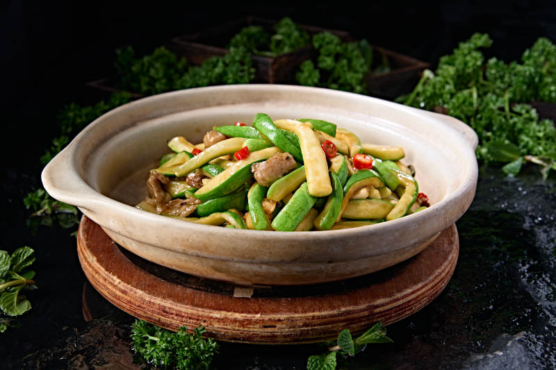 经典砂锅美食香辣米椒五花肉煲西葫芦条图片