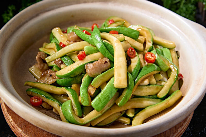 经典砂锅美食香辣米椒五花肉煲西葫芦条图片