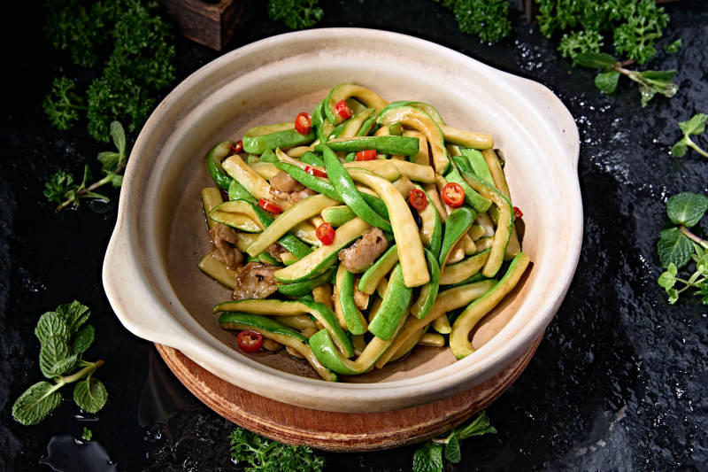 经典砂锅美食香辣米椒五花肉煲西葫芦条图片