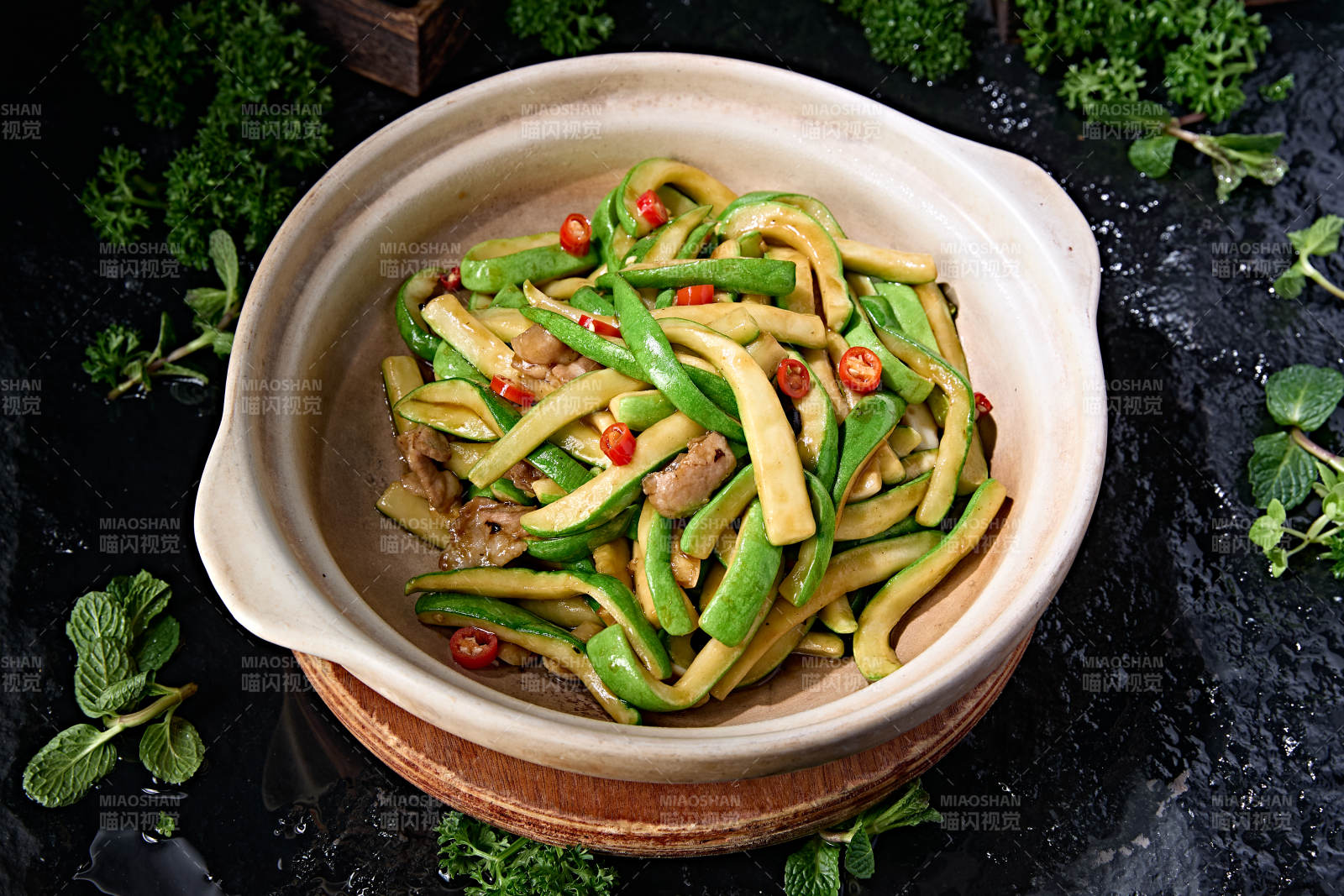 经典砂锅美食香辣米椒五花肉煲西葫芦条图片