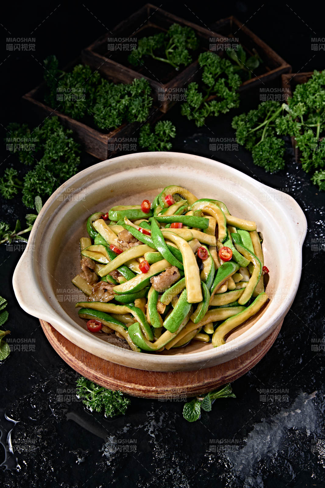 经典砂锅美食香辣米椒五花肉煲西葫芦条图片