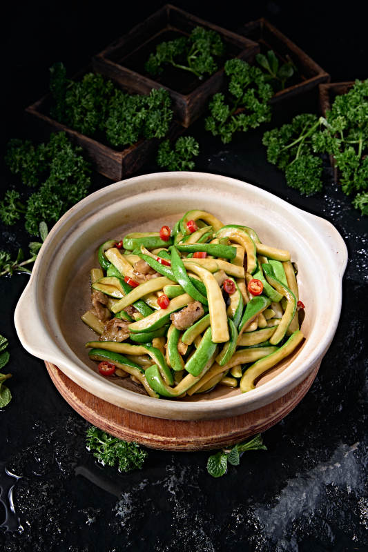 经典砂锅美食香辣米椒五花肉煲西葫芦条图片