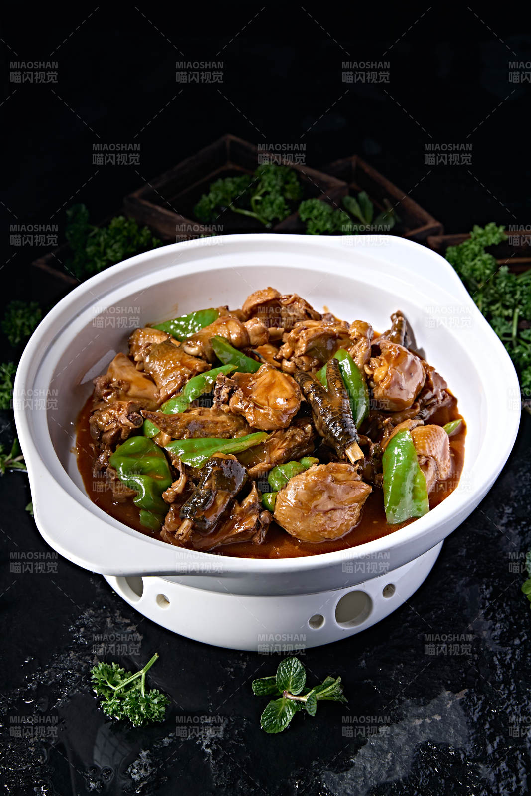 经典砂锅美食红焖螺丝椒农家土鸡块图片
