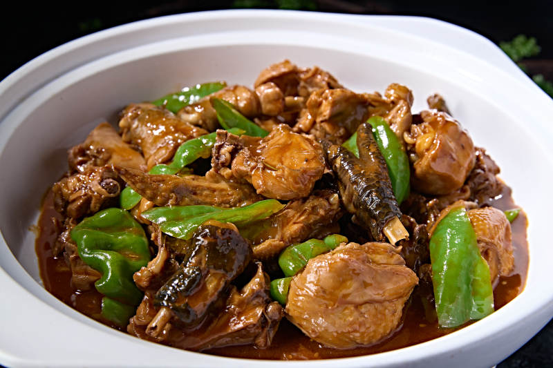 经典砂锅美食红焖螺丝椒农家土鸡块图片