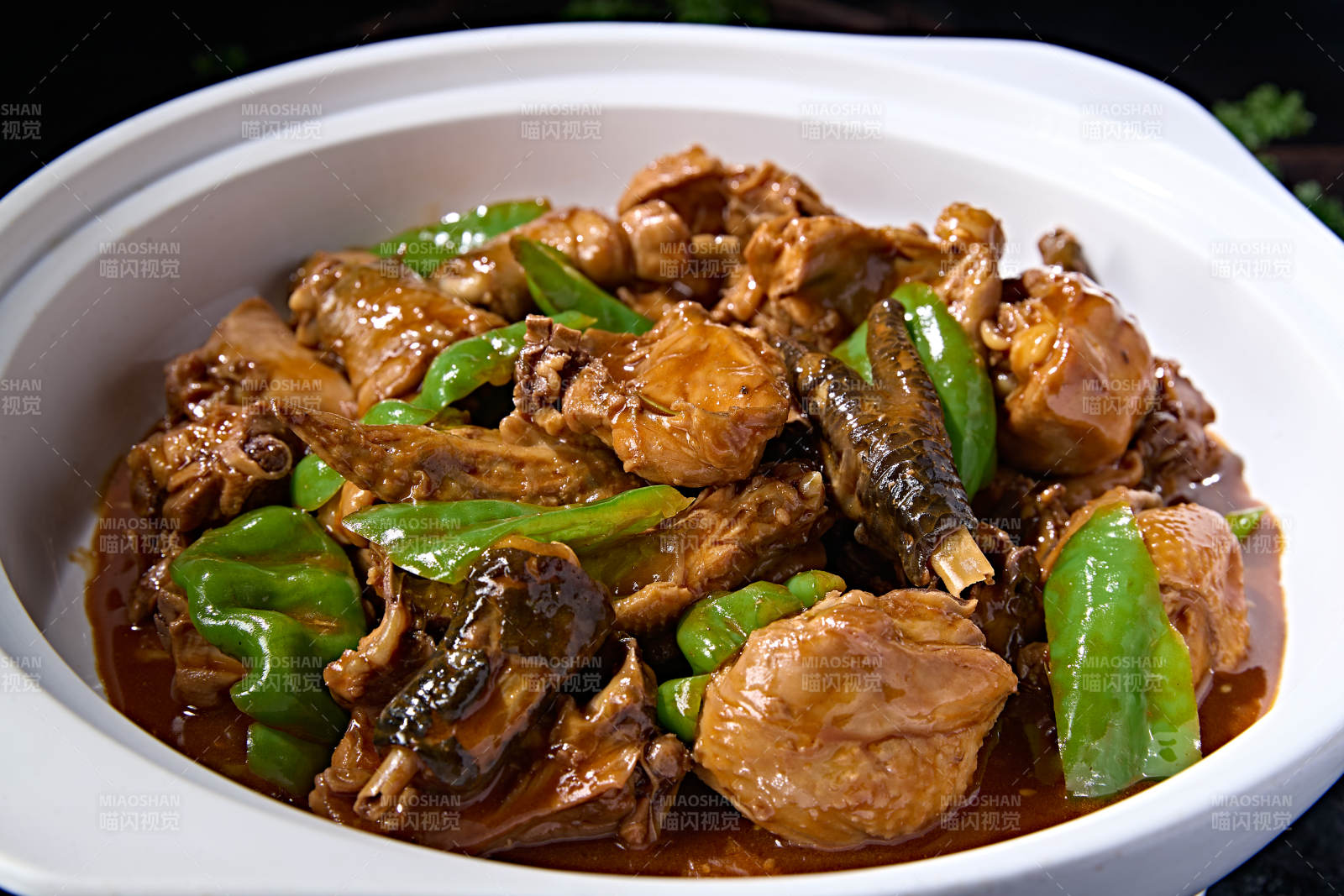 经典砂锅美食红焖螺丝椒农家土鸡块图片