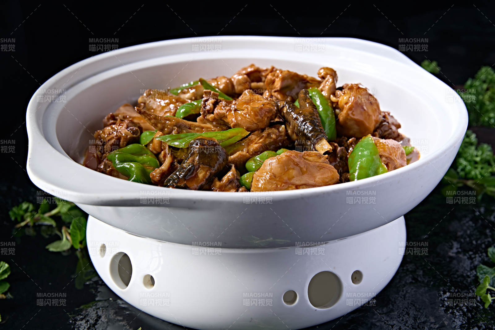 经典砂锅美食红焖螺丝椒农家土鸡块图片