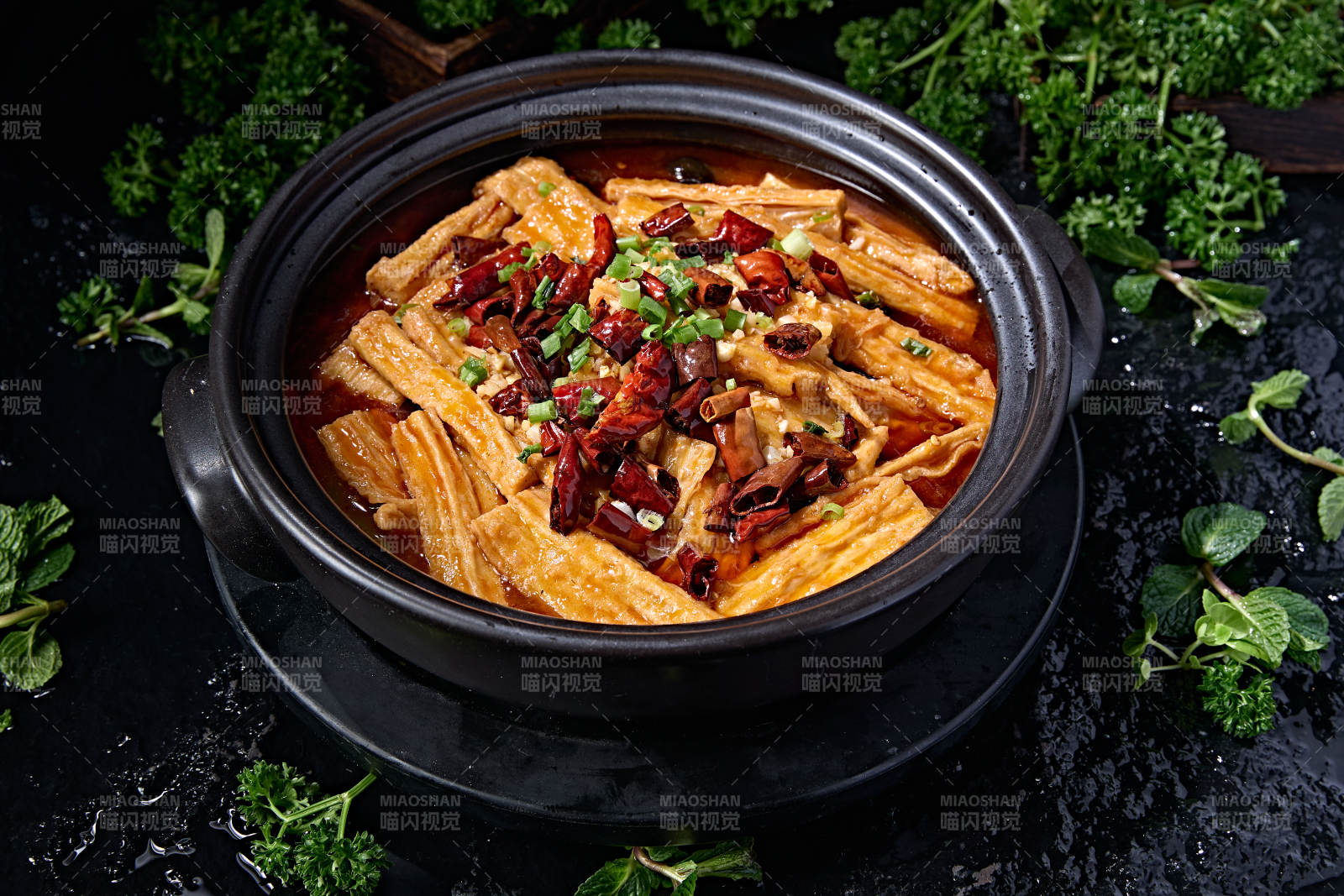 经典砂锅川渝美食香辣红油烧腐竹图片