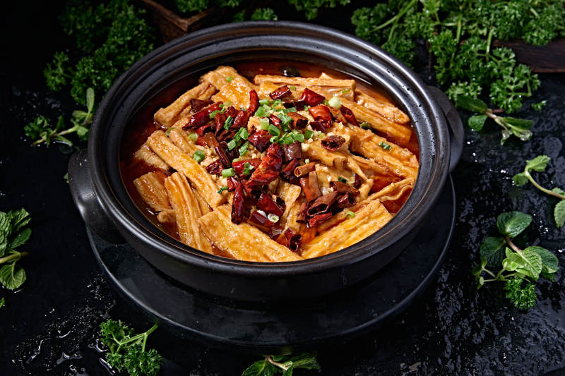 经典砂锅川渝美食香辣红油烧腐竹图片