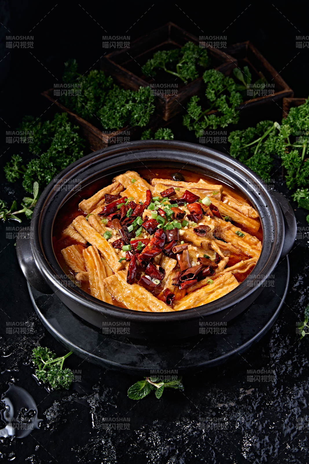 经典砂锅川渝美食香辣红油烧腐竹图片