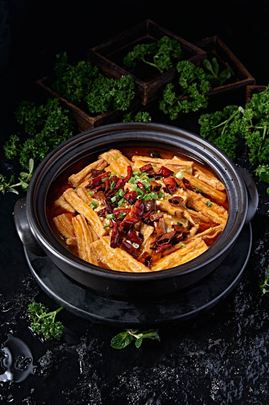经典砂锅川渝美食香辣红油烧腐竹图片