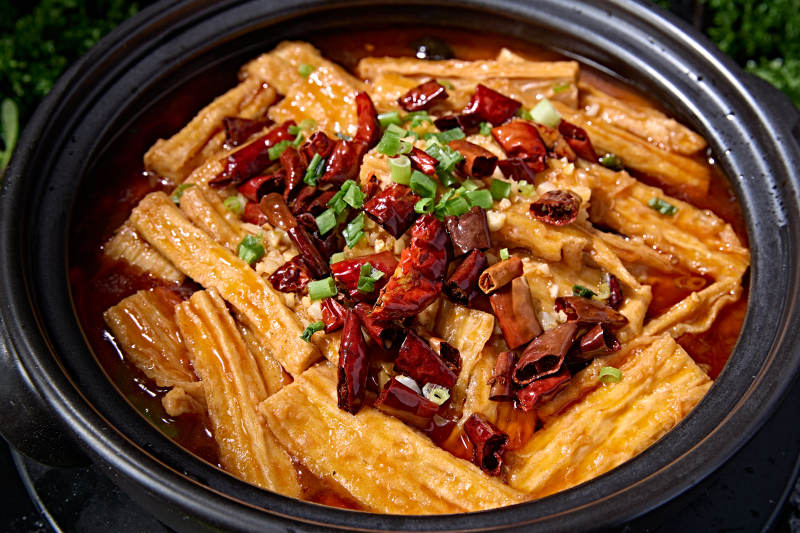 经典砂锅川渝美食香辣红油烧腐竹图片
