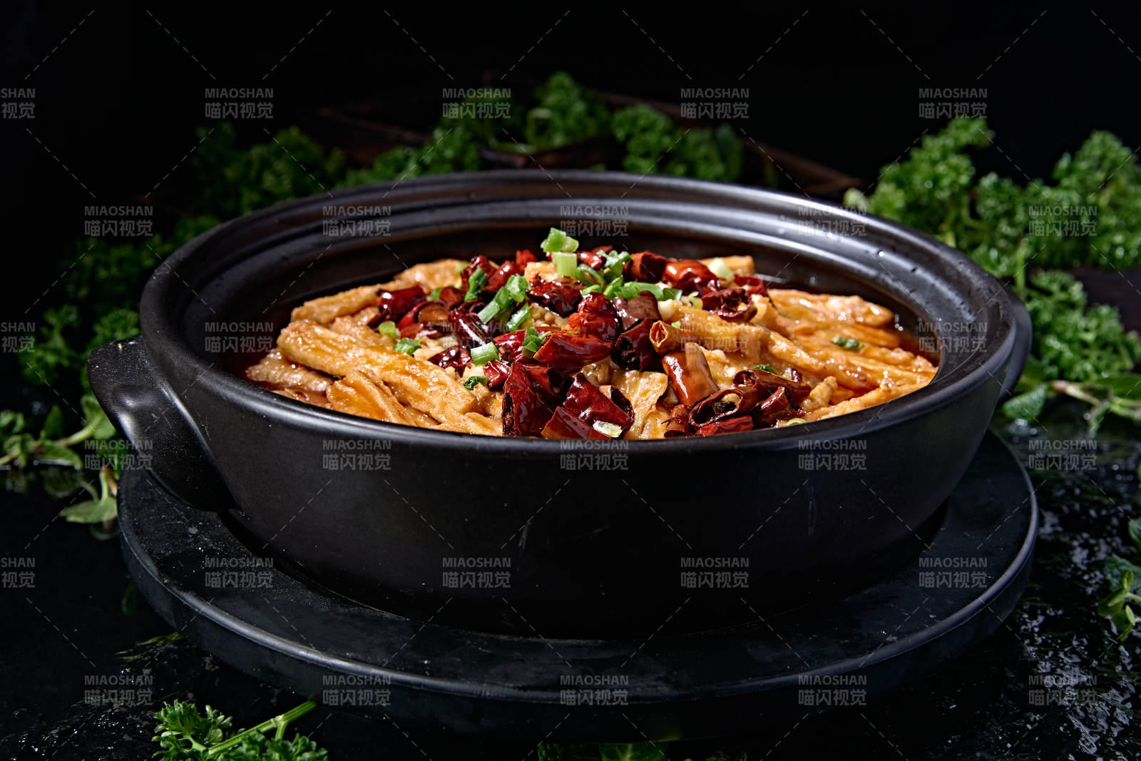 经典砂锅川渝美食香辣红油烧腐竹图片