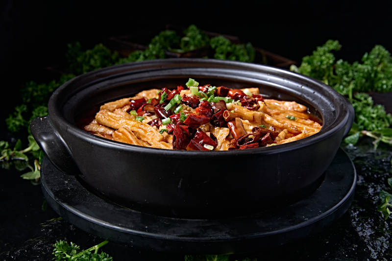 经典砂锅川渝美食香辣红油烧腐竹图片