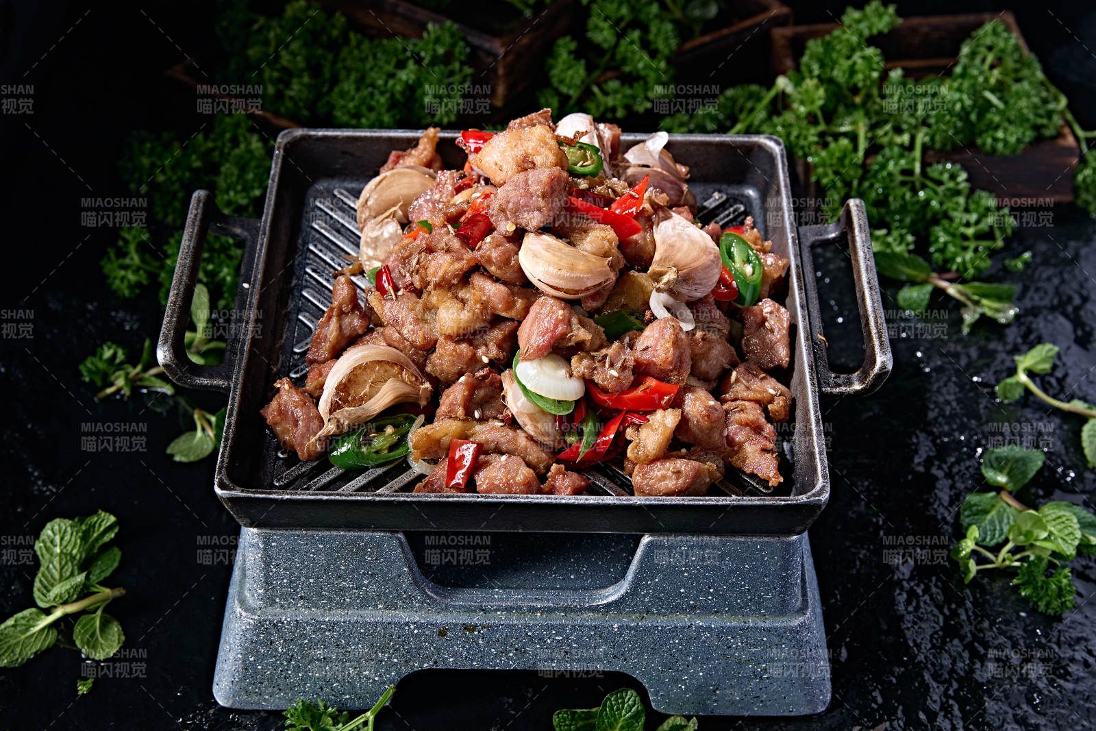 传统京味美食铁板炙子烧带皮毛蒜土猪肉图片