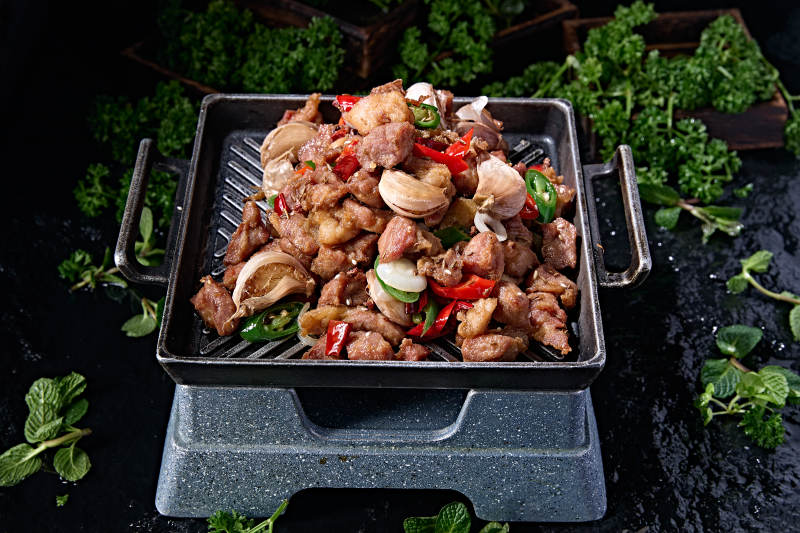 传统京味美食铁板炙子烧带皮毛蒜土猪肉图片