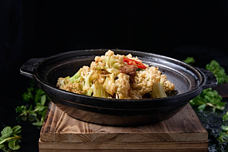 传统砂锅美食香辣米椒花菜煲肉片图片