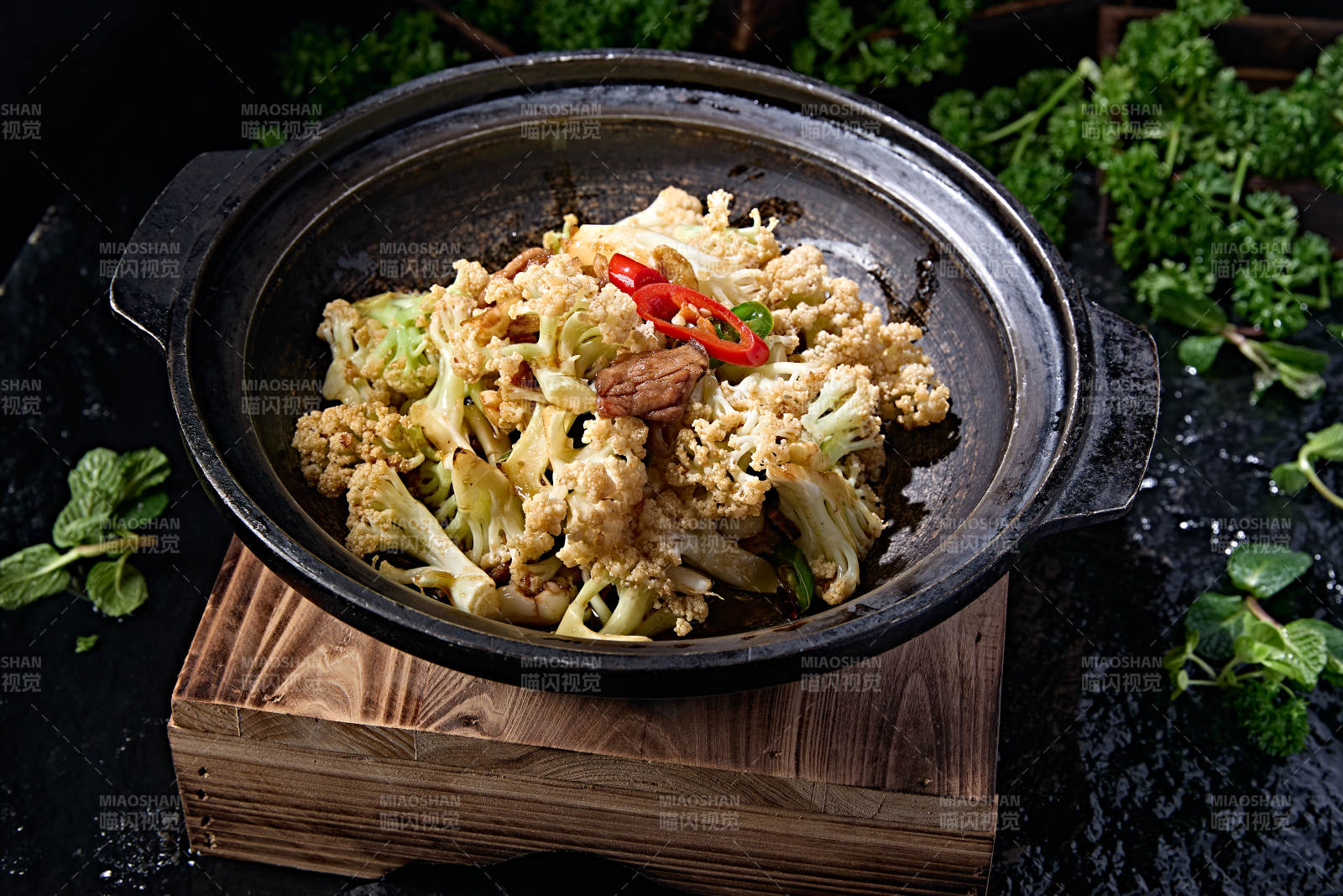 传统砂锅美食香辣米椒花菜煲肉片图片