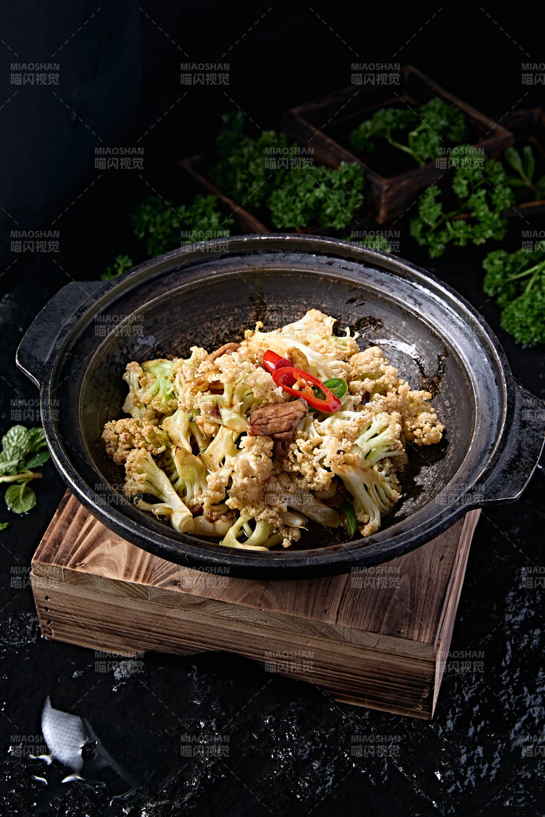 传统砂锅美食香辣米椒花菜煲肉片图片