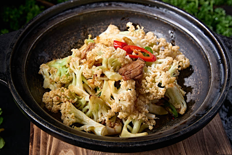 传统砂锅美食香辣米椒花菜煲肉片图片