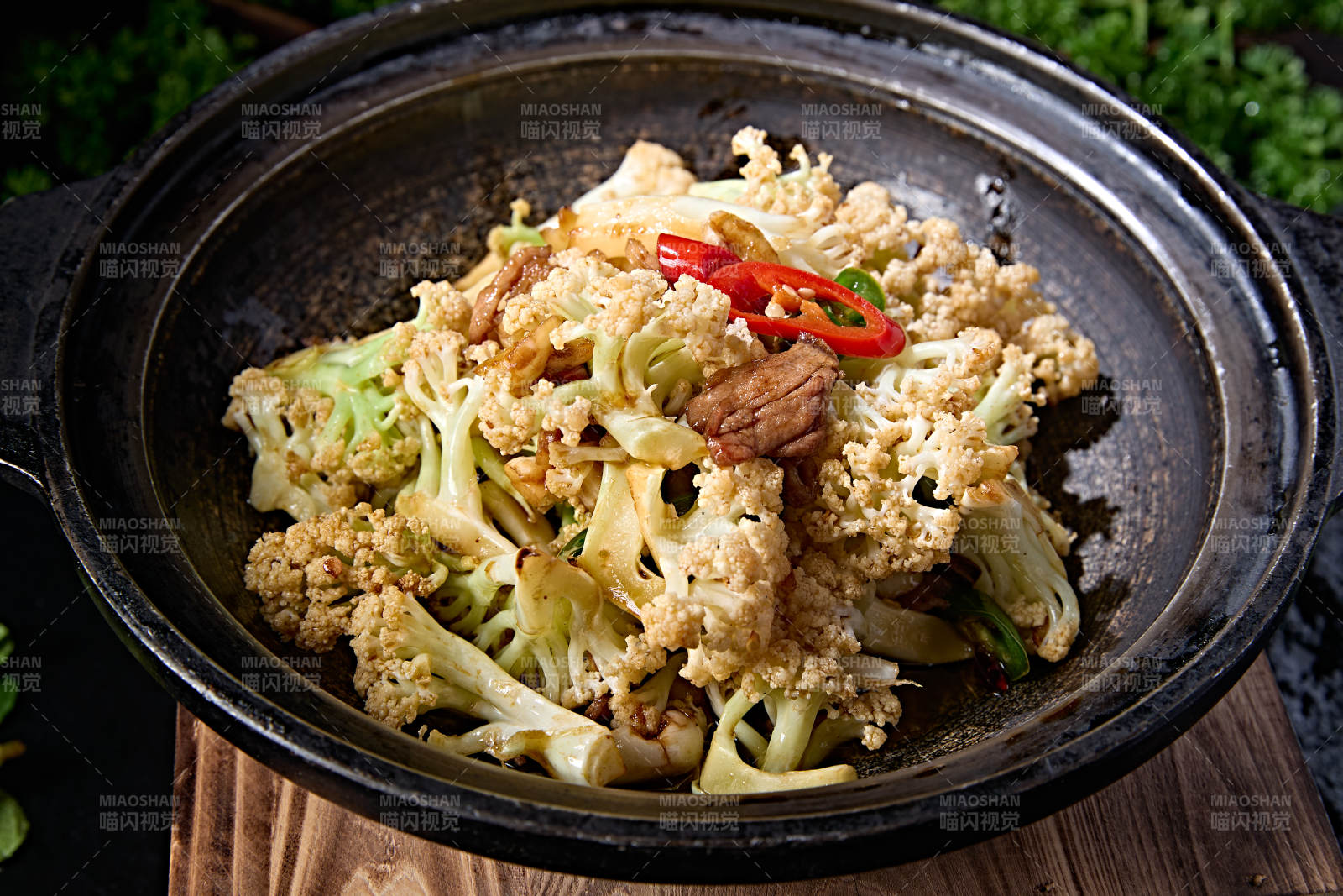 传统砂锅美食香辣米椒花菜煲肉片图片