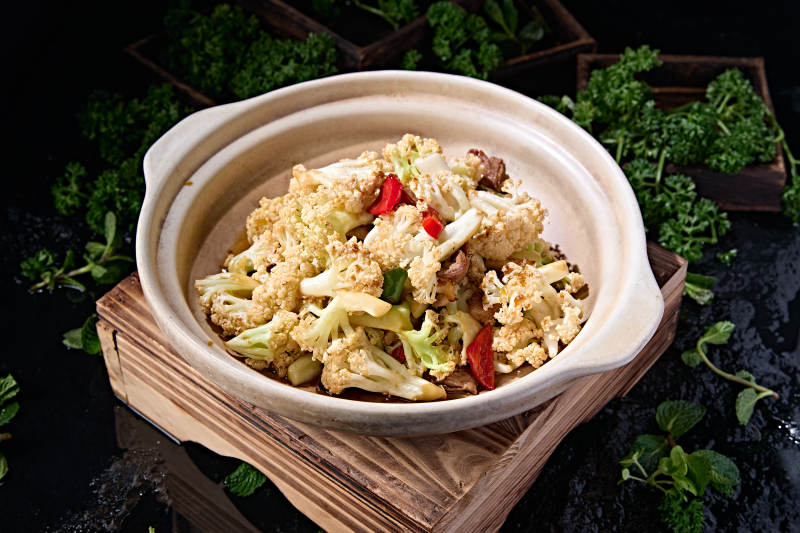 传统砂锅美食香辣米椒花菜煲肉片图片