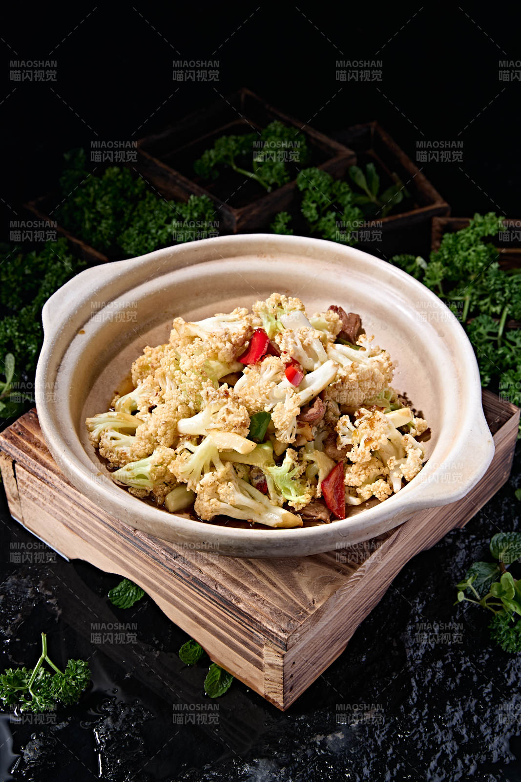 传统砂锅美食香辣米椒花菜煲肉片图片