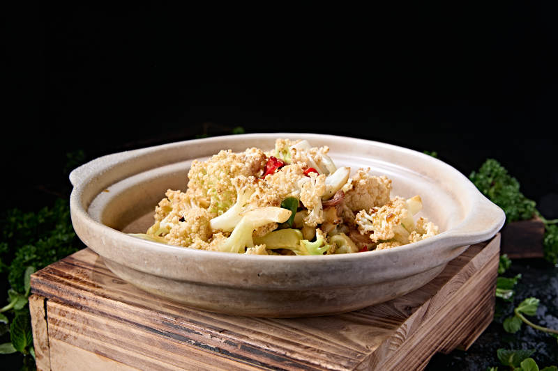 传统砂锅美食香辣米椒花菜煲肉片图片