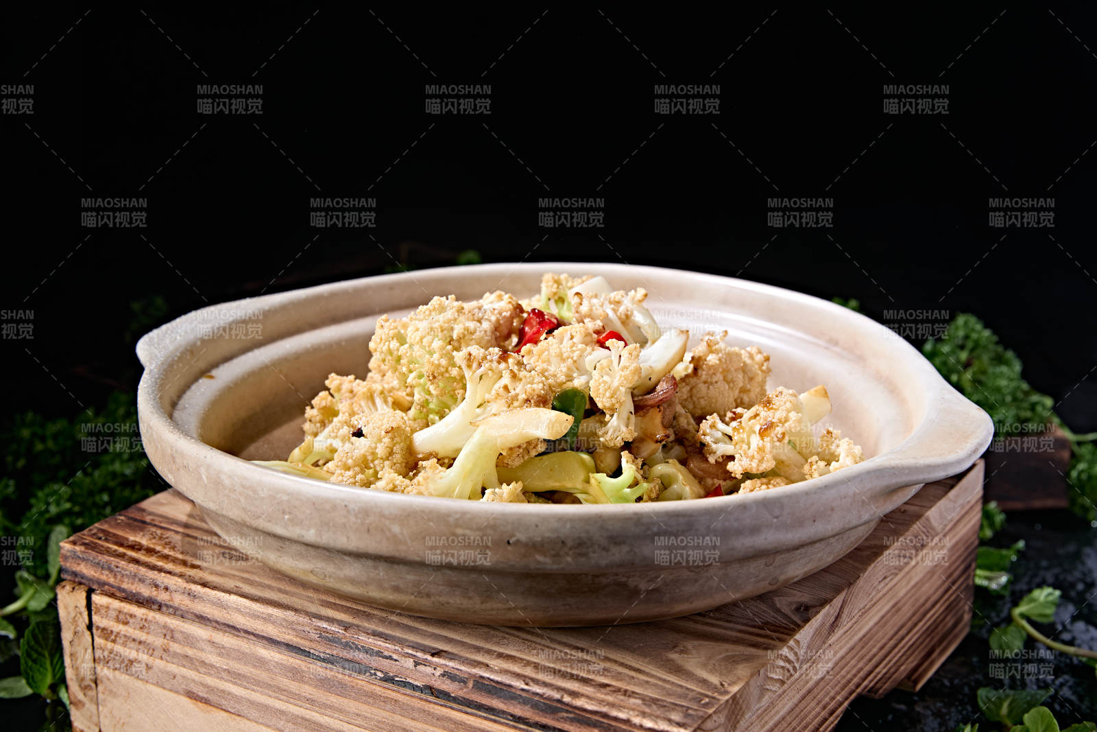传统砂锅美食香辣米椒花菜煲肉片图片
