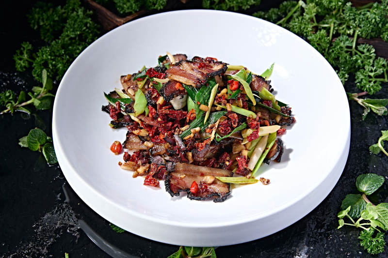 湖南地方特色美食湘味蒜苗剁椒炒黑腊肉图片