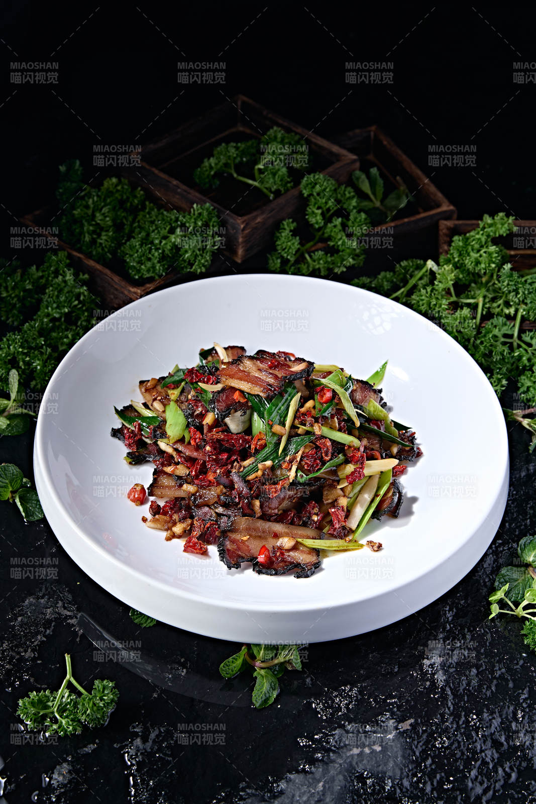 湖南地方特色美食湘味蒜苗剁椒炒黑腊肉图片