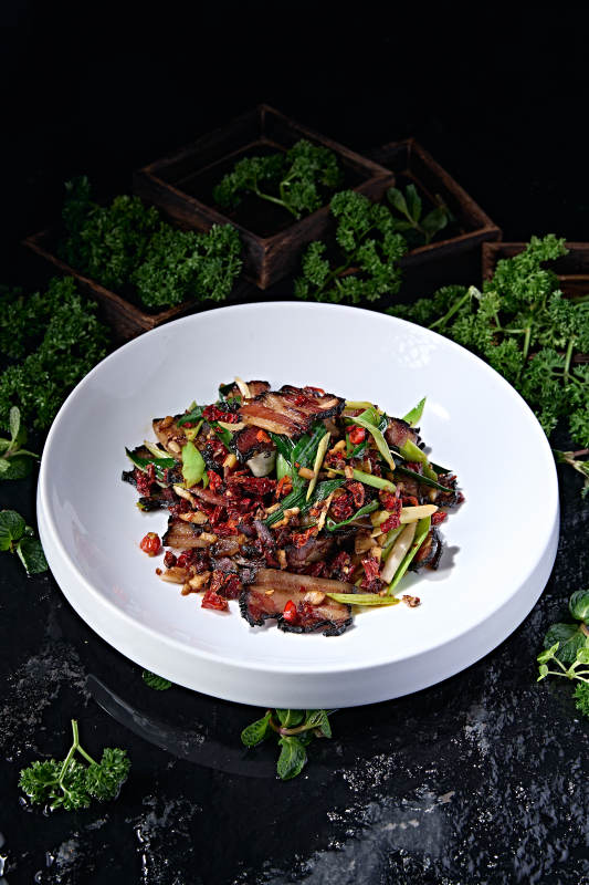 湖南地方特色美食湘味蒜苗剁椒炒黑腊肉图片