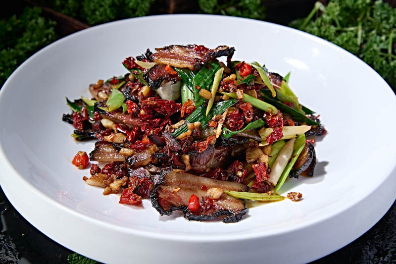 湖南地方特色美食湘味蒜苗剁椒炒黑腊肉图片