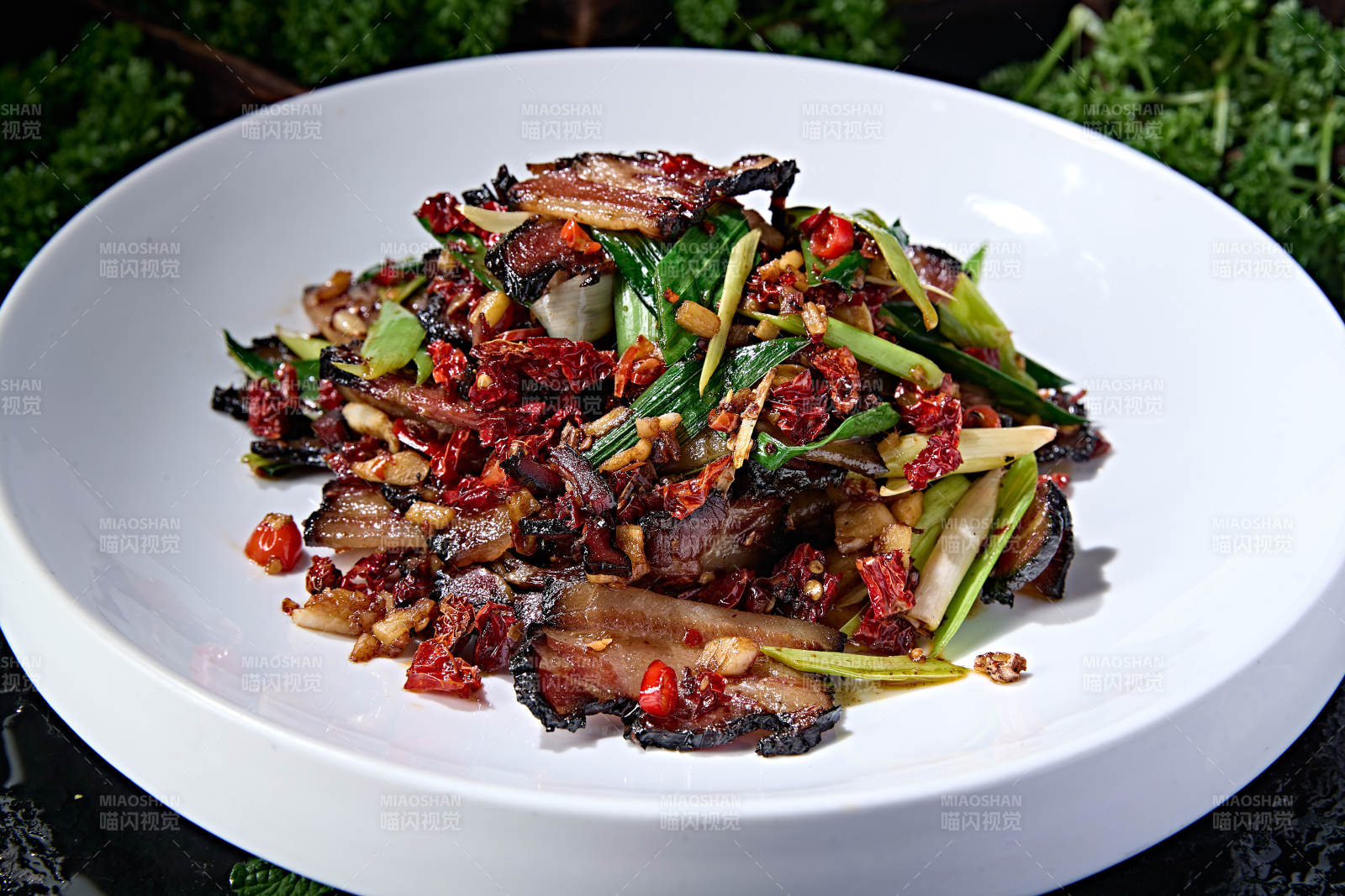 湖南地方特色美食湘味蒜苗剁椒炒黑腊肉图片