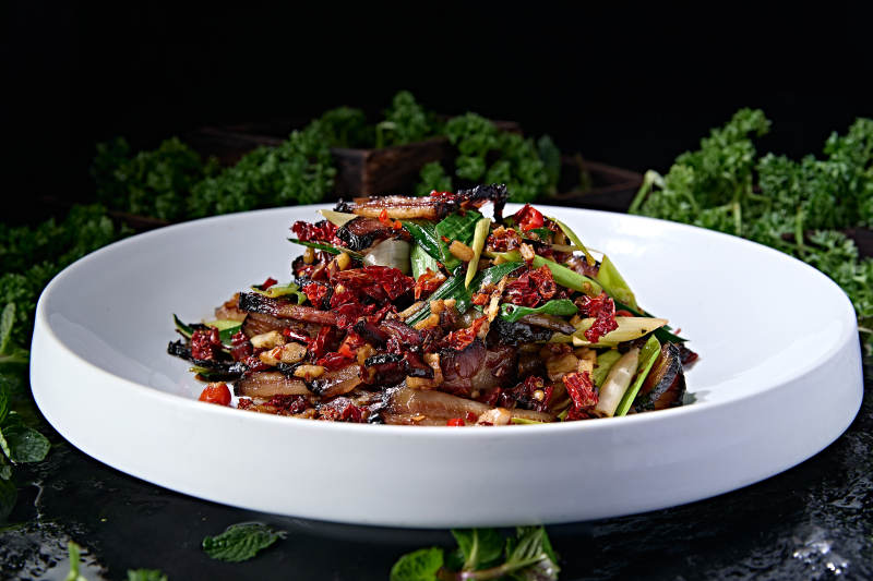 湖南地方特色美食湘味蒜苗剁椒炒黑腊肉图片