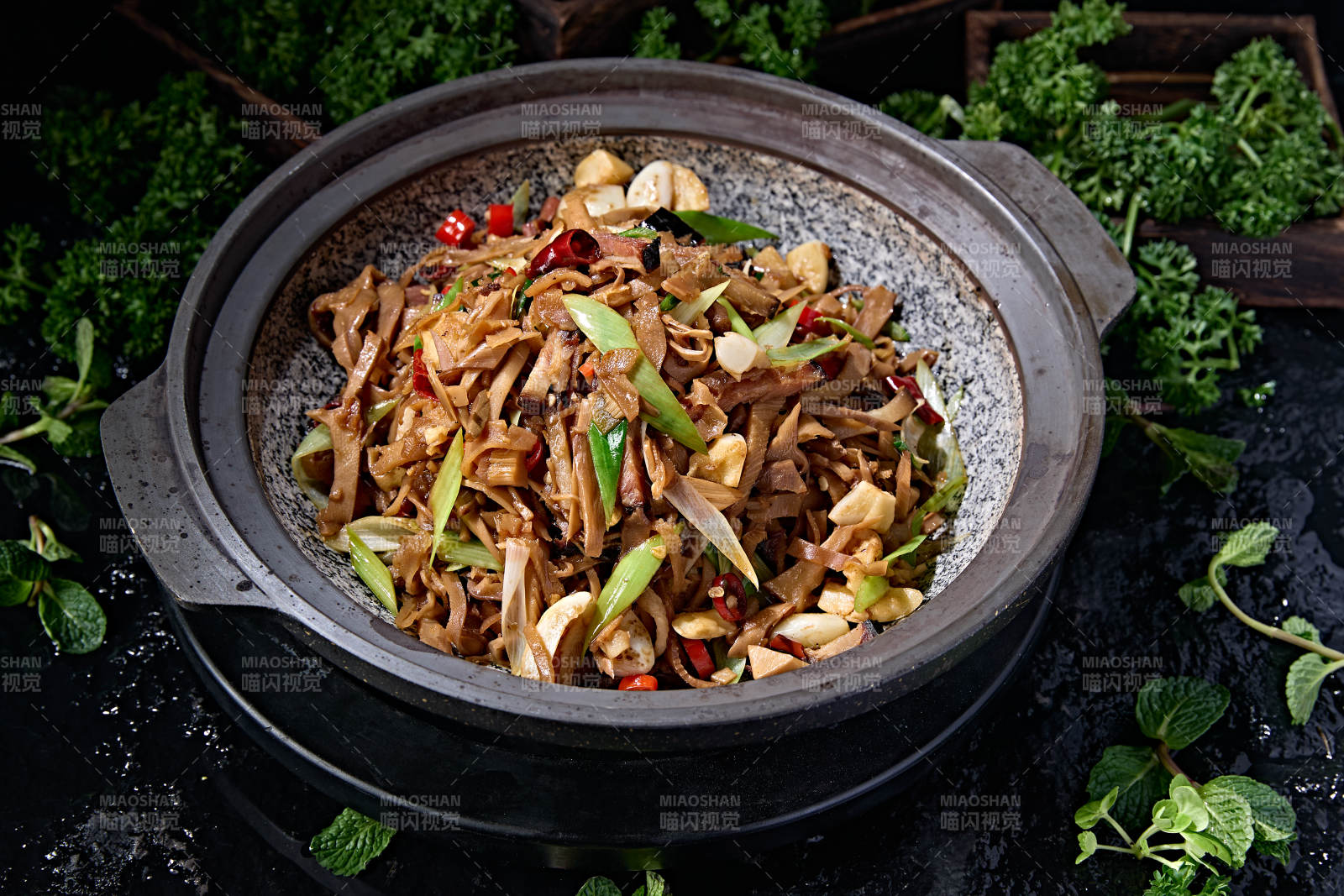 湖南地方特色美食湘砂锅蒜苗香辣腊肉炒笋干图片