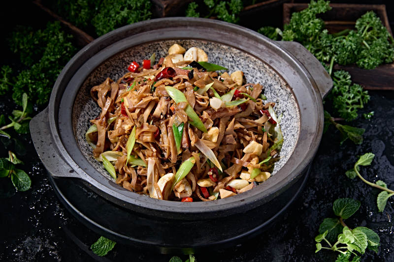 湖南地方特色美食湘砂锅蒜苗香辣腊肉炒笋干图片