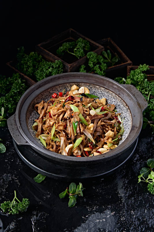 湖南地方特色美食湘砂锅蒜苗香辣腊肉炒笋干图片