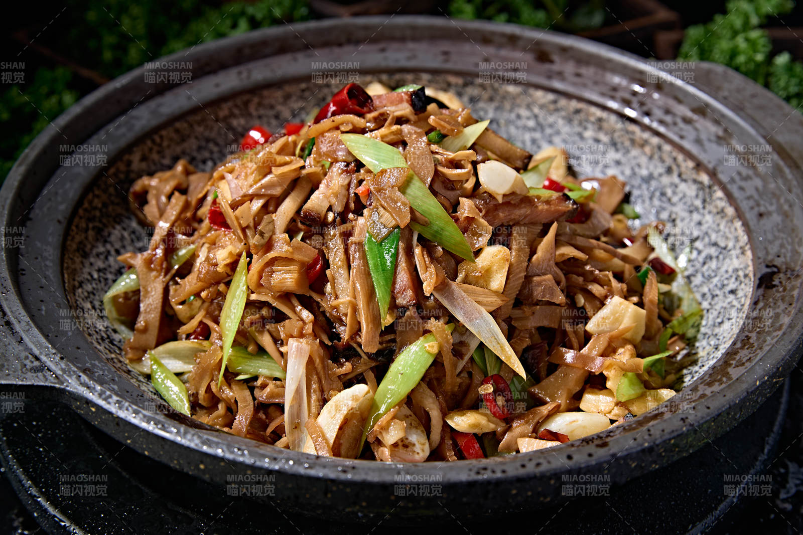 湖南地方特色美食湘砂锅蒜苗香辣腊肉炒笋干图片