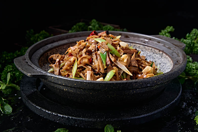 湖南地方特色美食湘砂锅蒜苗香辣腊肉炒笋干图片