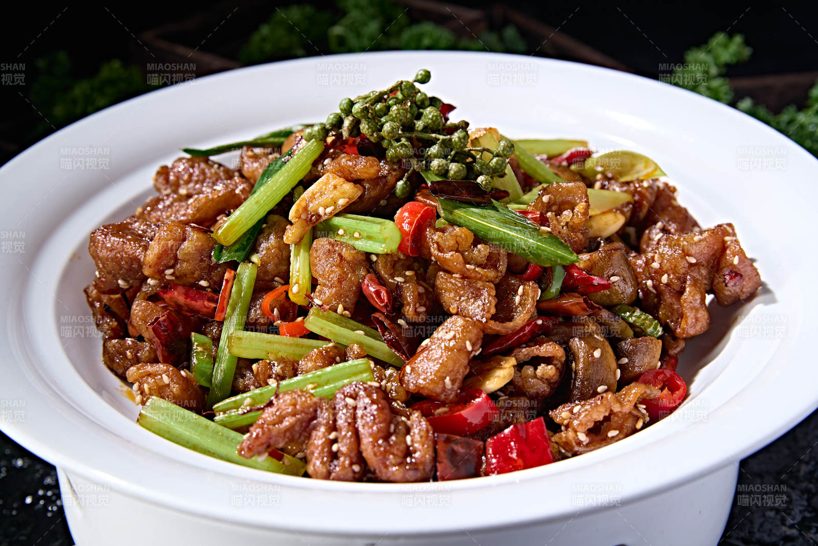 美味湘菜米椒西芹蒜香椒麻爆肥肠图片