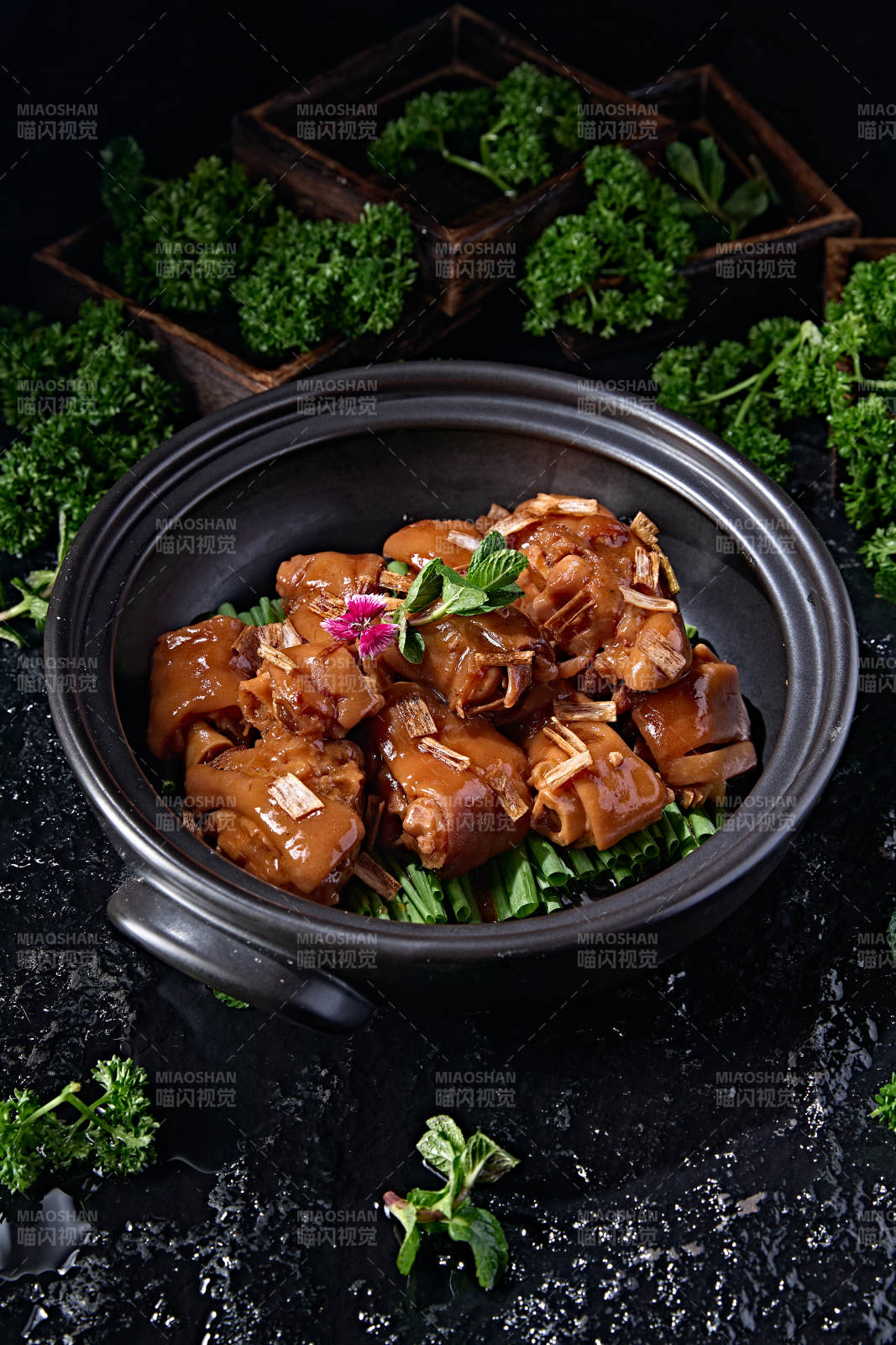 中餐红烧葱香美味猪脚块图片