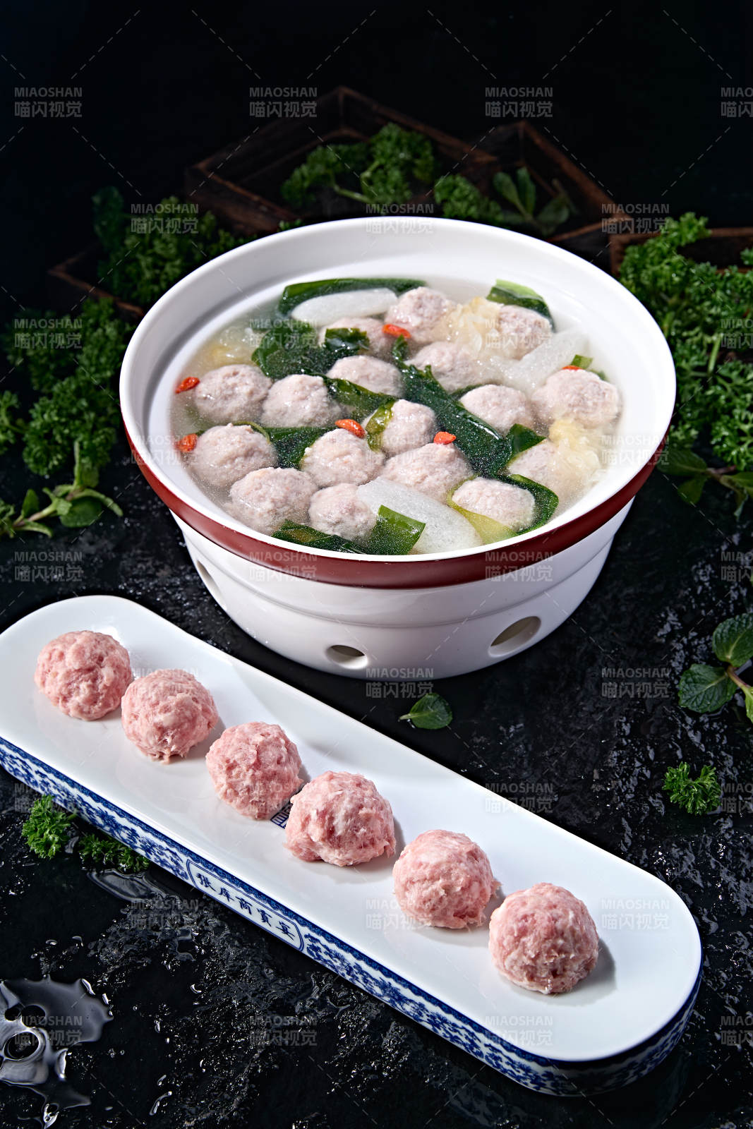 鲜鸡汤萝卜枸杞高汤汆丸子图片