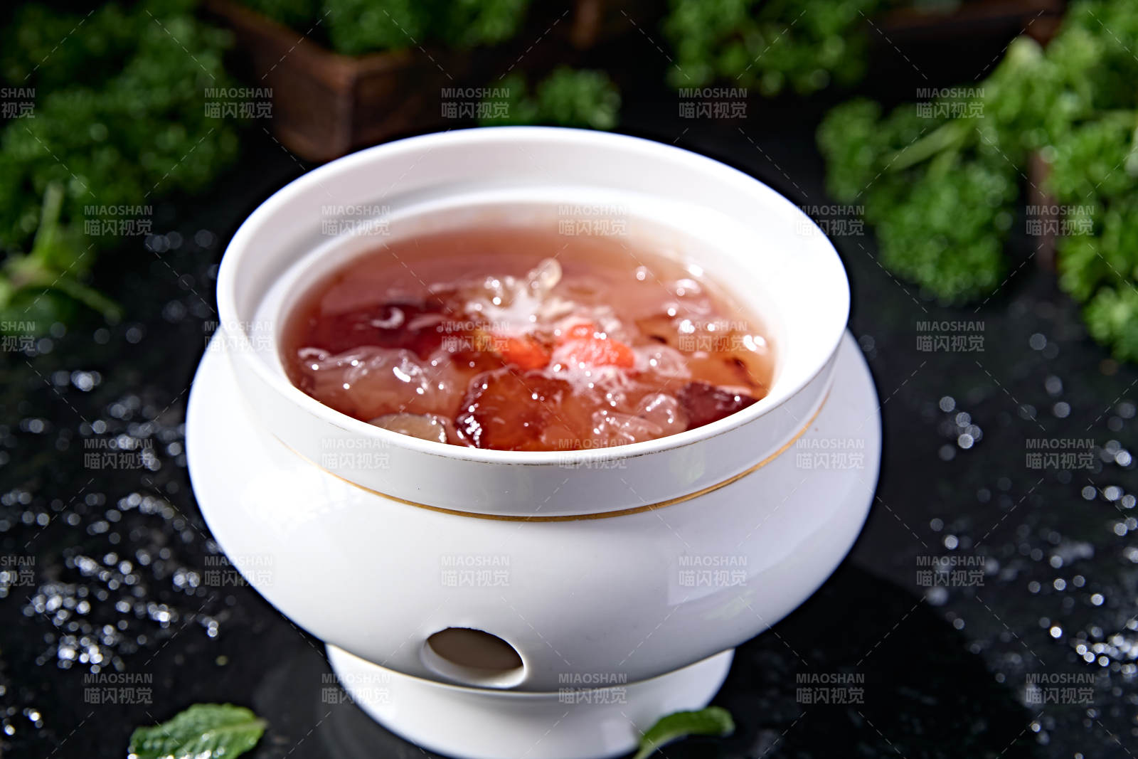 枸杞大枣银耳炖桃胶图片